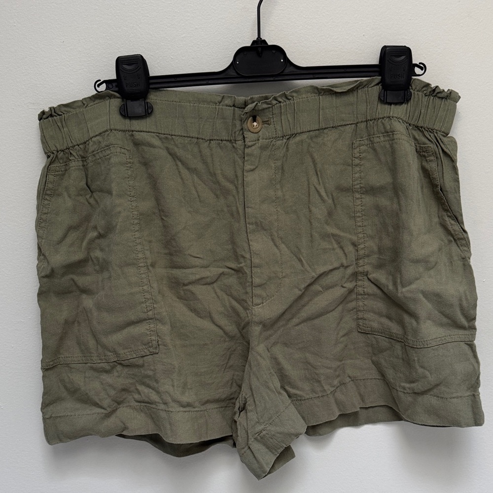 Lou & Grey Sage Green Women's Linen Blend Shorts